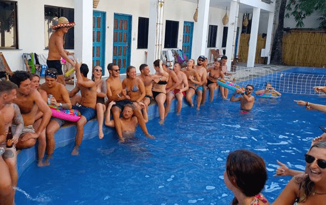 Mad Monkey Hostel Pool Bar - Boracay - Boracay Nightlife, Bars and Clubs – Backpackers Guide